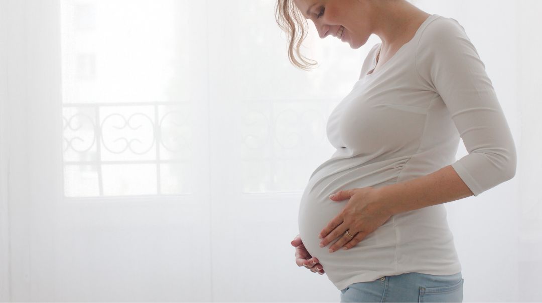 Eizellenqualitaet verbessern. Schwanger werden. Frau mit Babybauch 1