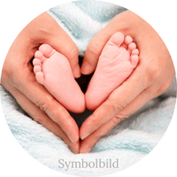 Kundenfeedback - Neue Hoffnung. Babyfüße in Elternhände. Herzform. Symbolfoto